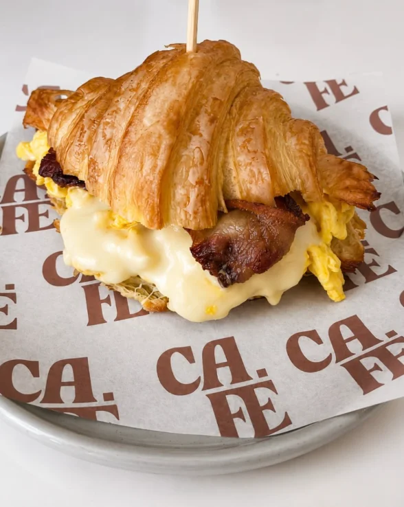 Croissant de huevos y tocineta